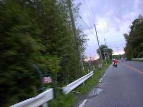 �O�̓�l�ɂǂ�ǂ񗣂���鍕�Z�B�ɂ₩�ȏ���ł��A�X�s�[�h�͋}���ɗ�����B